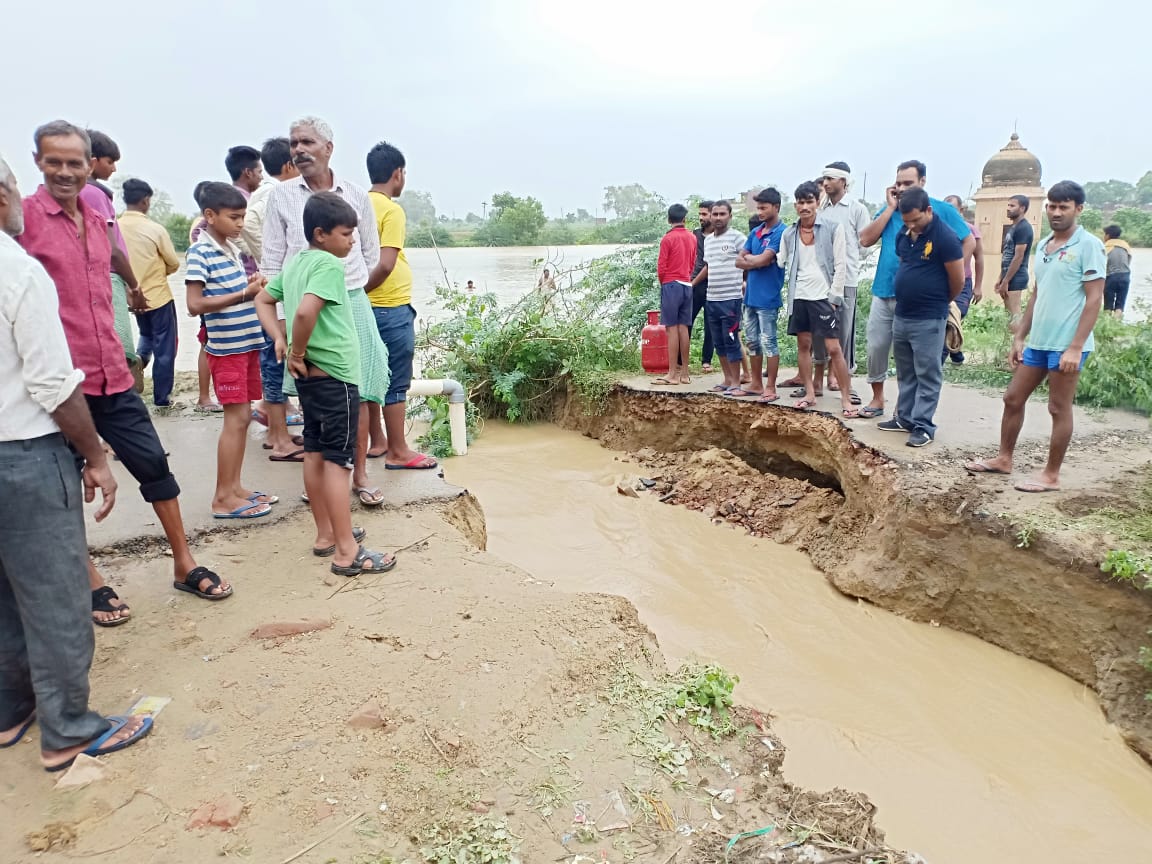 बारिश ने कैद कर दिए इस गांव के ग्रामीण, न आ सकेंगे और न जा सकेंगे, देखें वीडियो