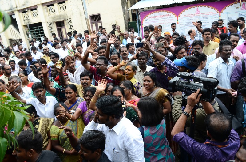 -निवास के बाहर बैरिकेड्स के साथ सुरक्षा बढ़ाई -गोपालपुरम स्थित घर पर ही चल रहा इलाज - हाल जानने को लगा नेताओं का तांता