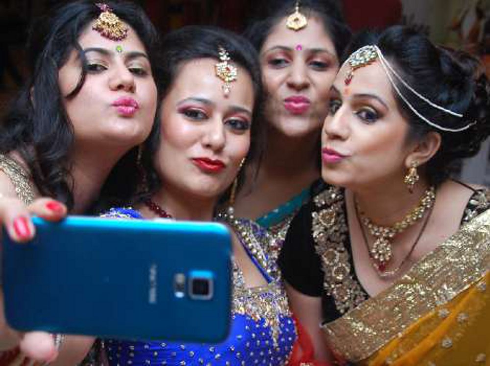 Do not look old in age, then stop to click selfie