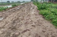 पैसा बचाने ठेकेदार ने किया ऐसा खेल, अब फंस रहे वाहन, हो रही दुर्घटनाएं, पढि़ए खबर...