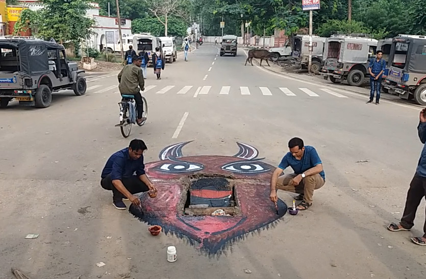 राजस्थान के इस शहर में गड्ढों से बचने का निकाला गया नायाब तरीका, आप भी हो जाएंगे मुरीद और करेंगे ऐसा ही