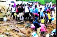 टैंकर से डीजल बहता देख लोगों की बाछें खिल उठीं