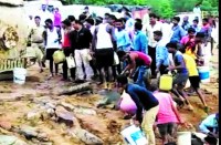 टैंकर से डीजल बहता देख लोगों की बाछें खिल उठीं