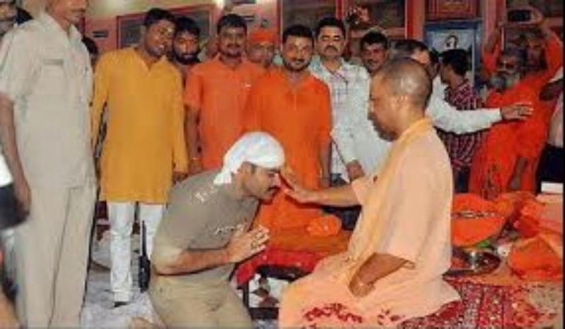 CM Yogi And Police Officer