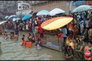 चंद्रग्रहण के दौरान और उसके बाद काशी का घाट, स्नान-दान