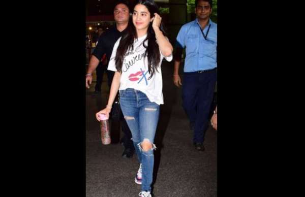 dhadak janhvi kapoo photos 33 thousand rupees top 1 lakh shoes