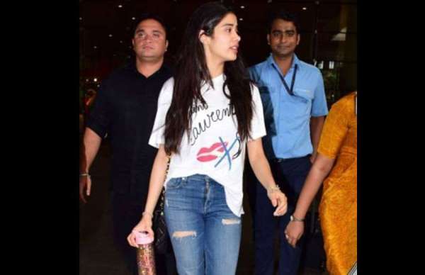 dhadak janhvi kapoo photos 33 thousand rupees top 1 lakh shoes