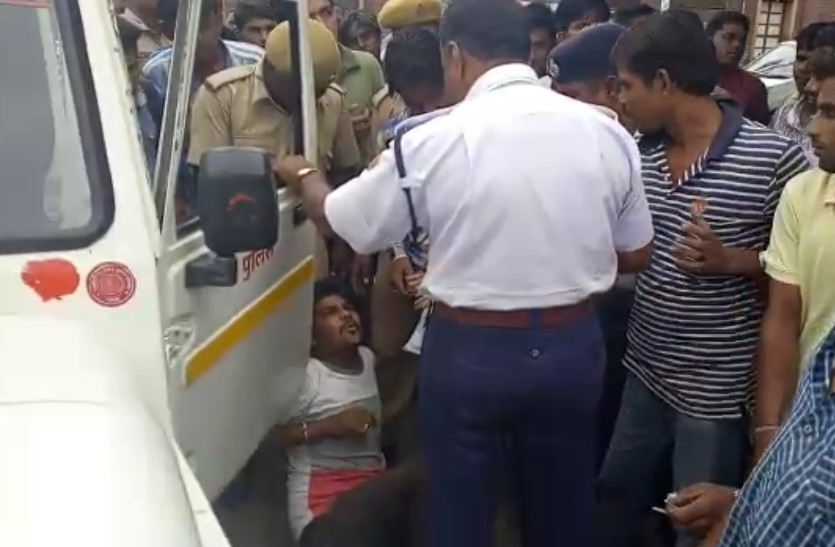 dispute between traffic police and man in Pali