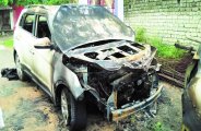 घर के बाहर खड़ी दो कार में पेट्रोल डाल कर लगा दी आग