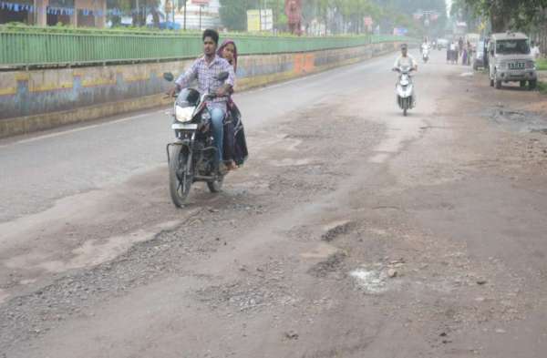 Photo Gallery : शहर की सड़कों का हाल बेहाल, टूट चुके डिवाइडर व रेलिंग से वाहन चालकों को खतरा