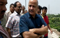 दिल्ली में बाढ़ का खतरा: डिप्टी सीएम मनीष सिसोदिया ने यमुना किनारे बसे लोगों को बाहर लगे टेंट में किया शिफ्ट