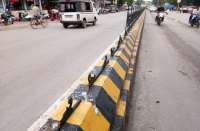 Photo Gallery : शहर की सड़कों का हाल बेहाल, टूट चुके डिवाइडर व रेलिंग से वाहन चालकों को खतरा