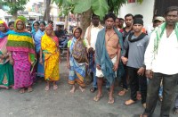 पीडि़त परिजन पहुंचे एसपी के पास बोले- आत्महत्या नहीं, बेटे की हुई है हत्या, थानेदार पर लगाए ये गंभीर आरोप, पढि़ए खबर...