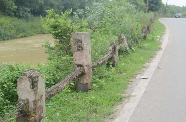 Photo Gallery : शहर की सड़कों का हाल बेहाल, टूट चुके डिवाइडर व रेलिंग से वाहन चालकों को खतरा