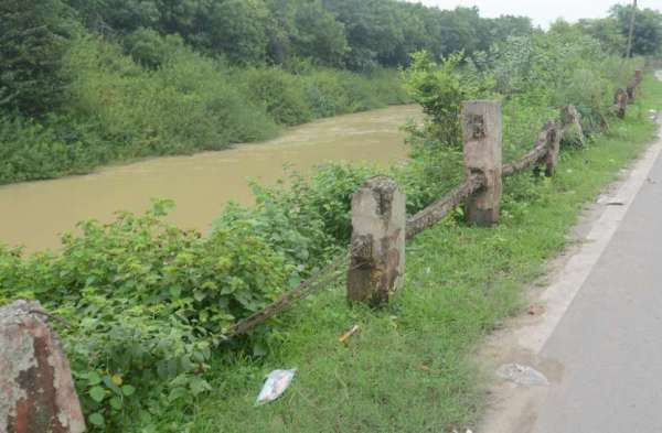 Photo Gallery : शहर की सड़कों का हाल बेहाल, टूट चुके डिवाइडर व रेलिंग से वाहन चालकों को खतरा