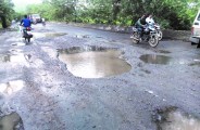 एक गड्ढे से बचते-बचते गिर जाते हैं दूसरे गड्ढे पर, जान हलेथी पर रखकर आवागमन कर रहे राहगीर