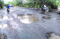 एक गड्ढे से बचते-बचते गिर जाते हैं दूसरे गड्ढे पर, जान हलेथी पर रखकर आवागमन कर रहे राहगीर