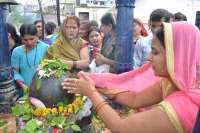 सावन सोमवार के पहले दिन शिवालय में उमड़े भक्त, देखें इन तस्वीरों में