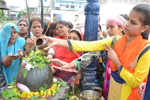 सावन सोमवार के पहले दिन शिवालय में उमड़े भक्त, देखें इन तस्वीरों में