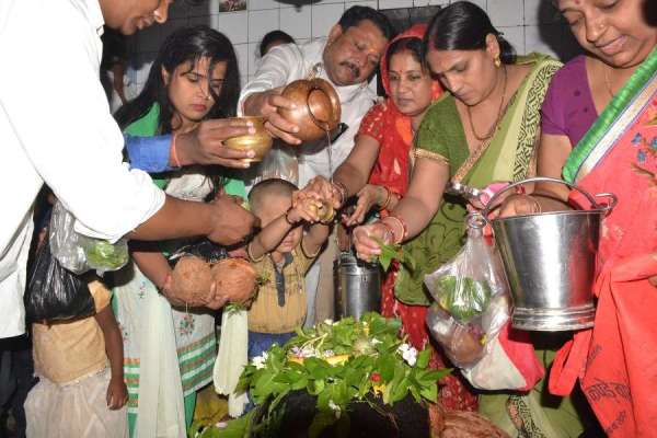 सावन सोमवार के पहले दिन शिवालय में उमड़े भक्त, देखें इन तस्वीरों में
