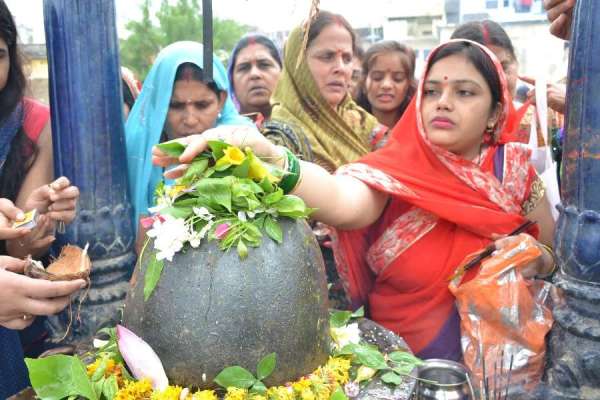 सावन सोमवार के पहले दिन शिवालय में उमड़े भक्त, देखें इन तस्वीरों में