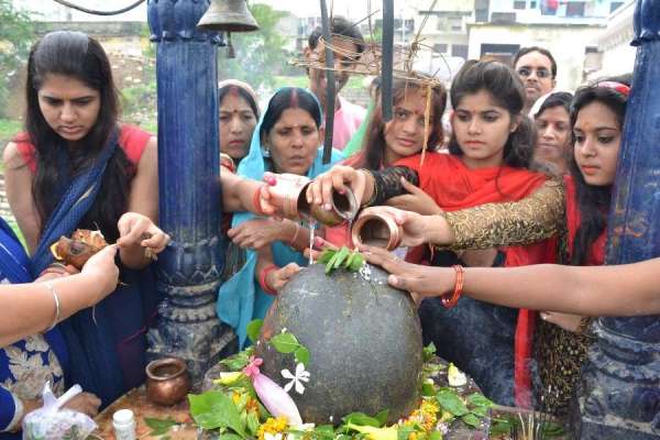 सावन सोमवार के पहले दिन शिवालय में उमड़े भक्त, देखें इन तस्वीरों में