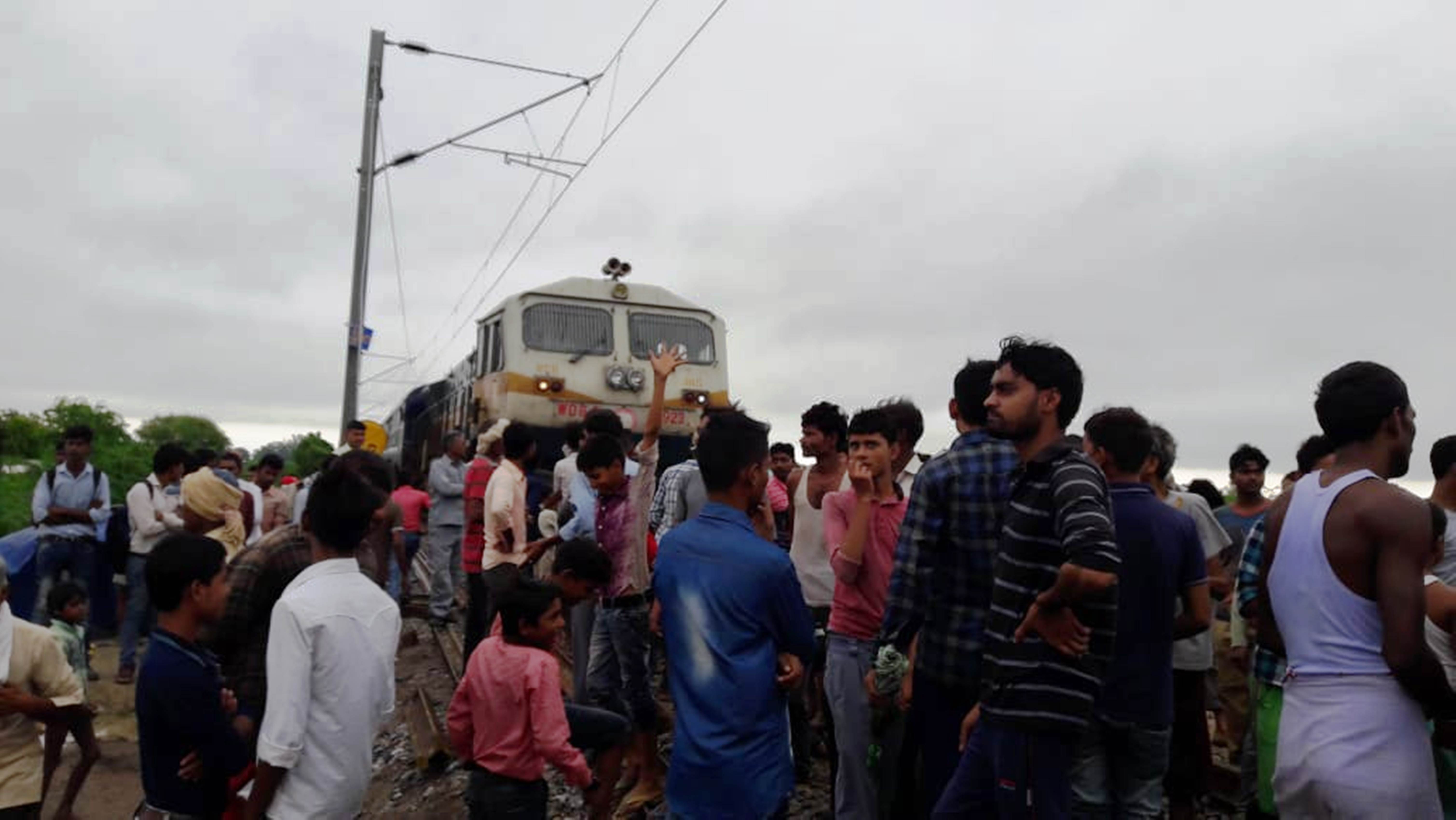 villagers stopped the train for 2 hours Ghatampur in kanpur
