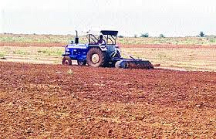 Farmer worried by thunderstorm in Jaisalmer