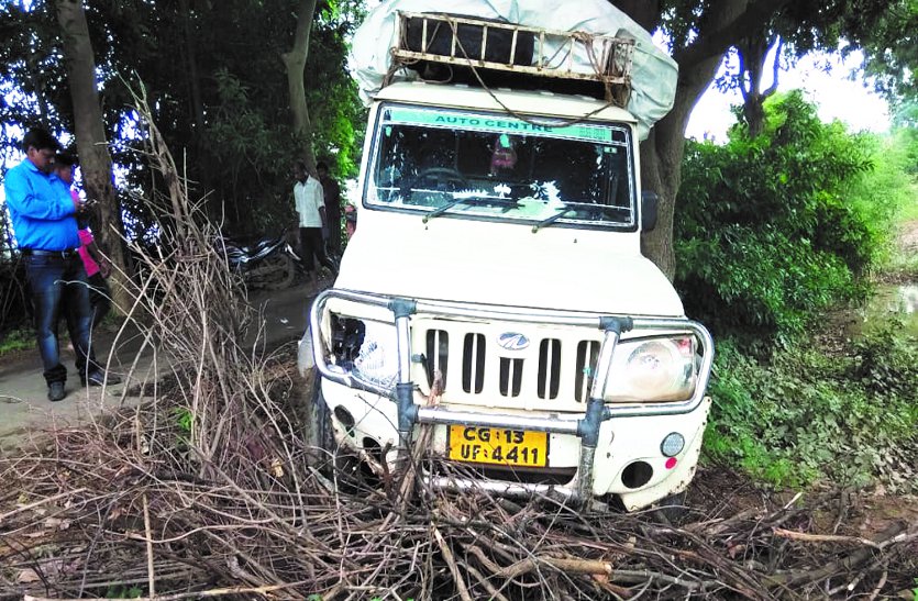 कुदमुरा-श्यांग मार्ग पर गड्ढों से बेकाबू बाइक भिड़ी पिकअप से, दो हुए जख्मी