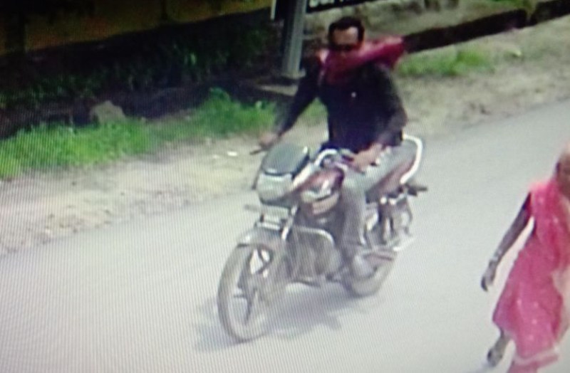 रुपए से भरा झोला महिला की हाथ से लूटकर युवक हुआ फरार, सीसीटीवी में कैद हुआ चेहरा