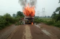 दर्दनाक हादसा : एलकेजी की छात्रा को ट्रक ने कुचला, गुस्साए लोगों ने ट्रक को किया आग के हवाले, देखें वीडियो...