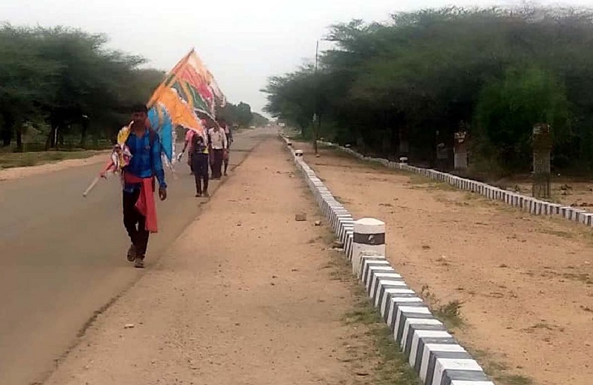 Pedestrian route damaged in Ramdevra pedestrians getting trouble