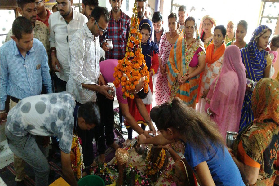 बम-बम भोले के जयकारों के बीच श्रद्धापूर्वक मनाया जा रहा है सावन का पहला सोमवार