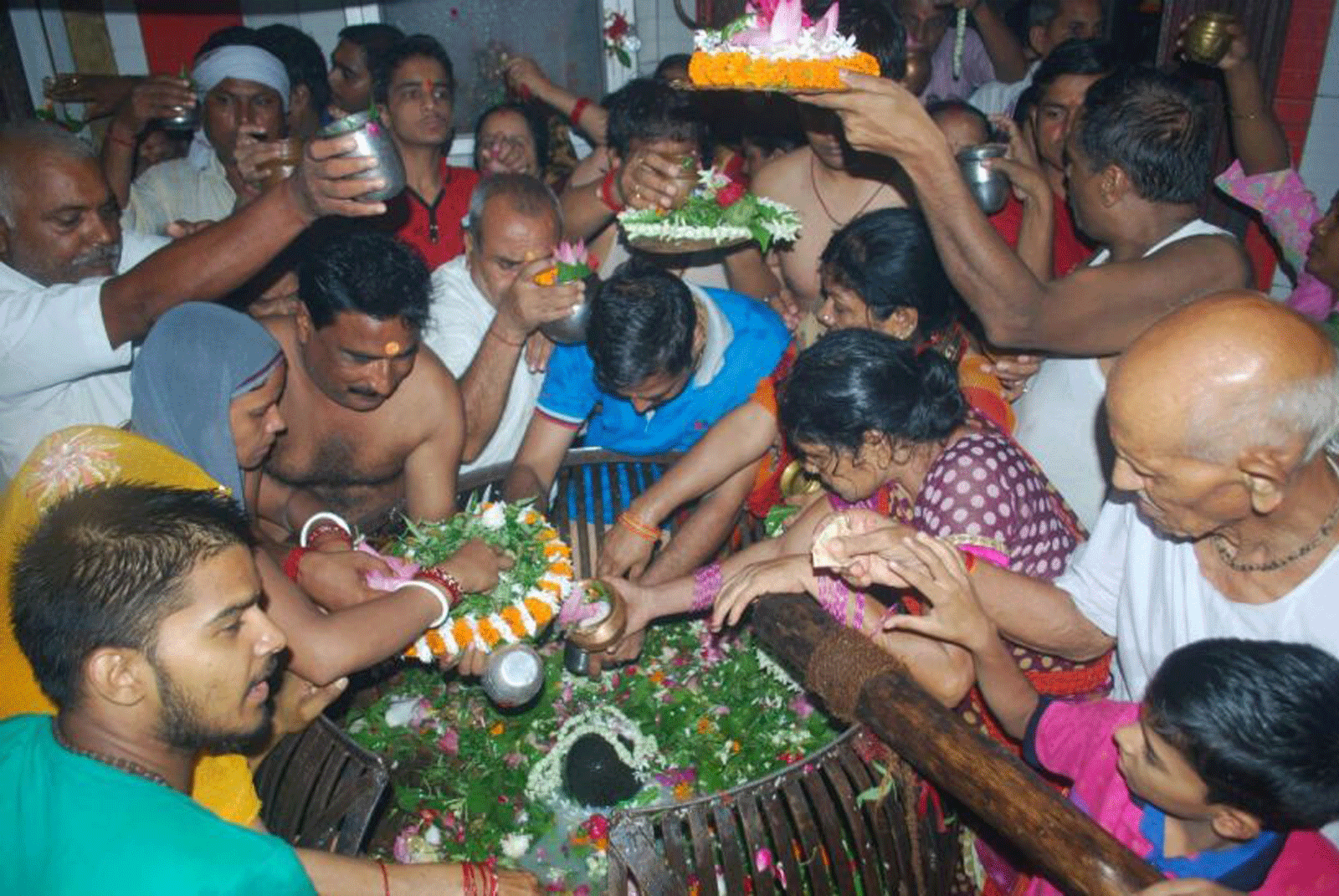 Sawan ka pahla Somwar Celebrated In Nageshwarnath Mandir Ayodhya