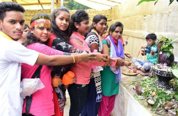 Photo Gallery : डमरू वाले बाबा का जलाभिषेक करने कनकेश्वरधाम में इस तरह लगा रहा श्रद्धालुओं का तांता