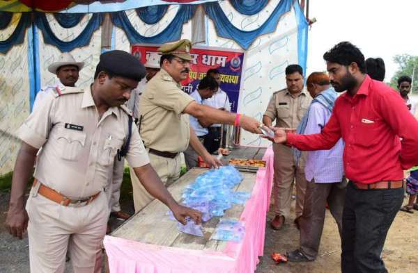 Photo Gallery : डमरू वाले बाबा का जलाभिषेक करने कनकेश्वरधाम में इस तरह लगा रहा श्रद्धालुओं का तांता