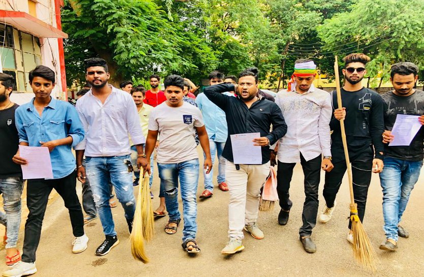निगम जनदर्शन में युवा कांग्रेस कार्यकर्ताओं पर क्यों भड़के आयुक्त, देखें वीडियो