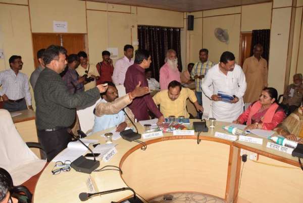 जियोस की बैठक में कुर्सी को लेकर भाजपा नेताओं का हंगामा, देखिए इन तस्वीरों में