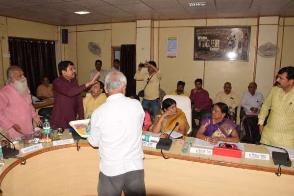 जियोस की बैठक में कुर्सी को लेकर भाजपा नेताओं का हंगामा, देखिए इन तस्वीरों में