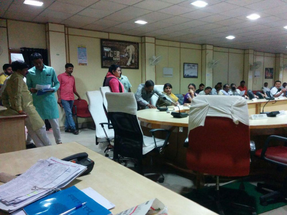 Uproar in jila yojna samiti meeting in Satna
