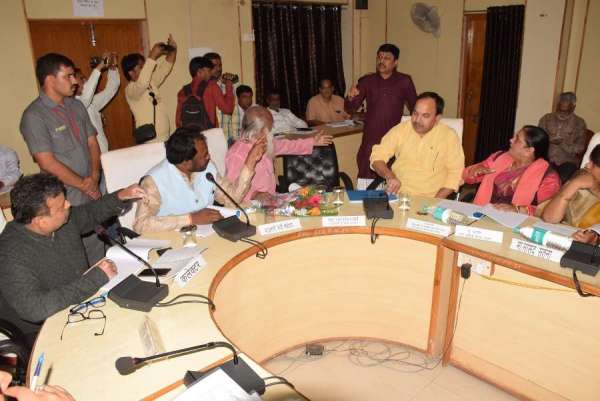 जियोस की बैठक में कुर्सी को लेकर भाजपा नेताओं का हंगामा, देखिए इन तस्वीरों में