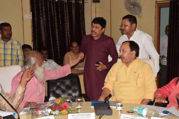 जियोस की बैठक में कुर्सी को लेकर भाजपा नेताओं का हंगामा, देखिए इन तस्वीरों में