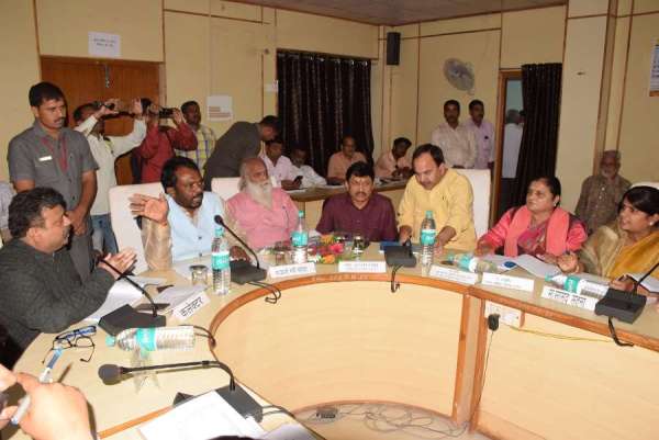 जियोस की बैठक में कुर्सी को लेकर भाजपा नेताओं का हंगामा, देखिए इन तस्वीरों में