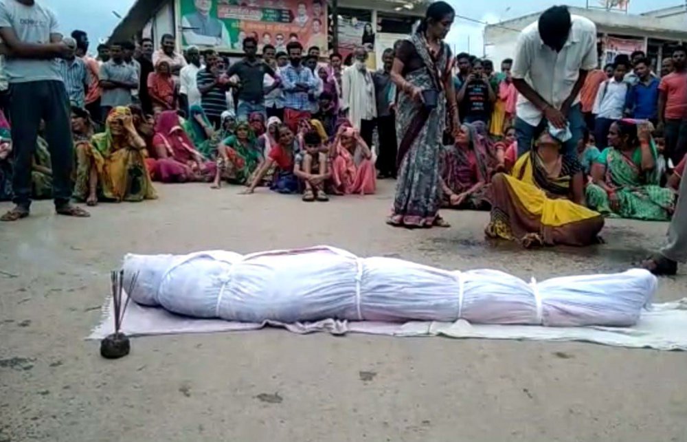 Satna Chitrakoot Highway Blocked after death of Lineman