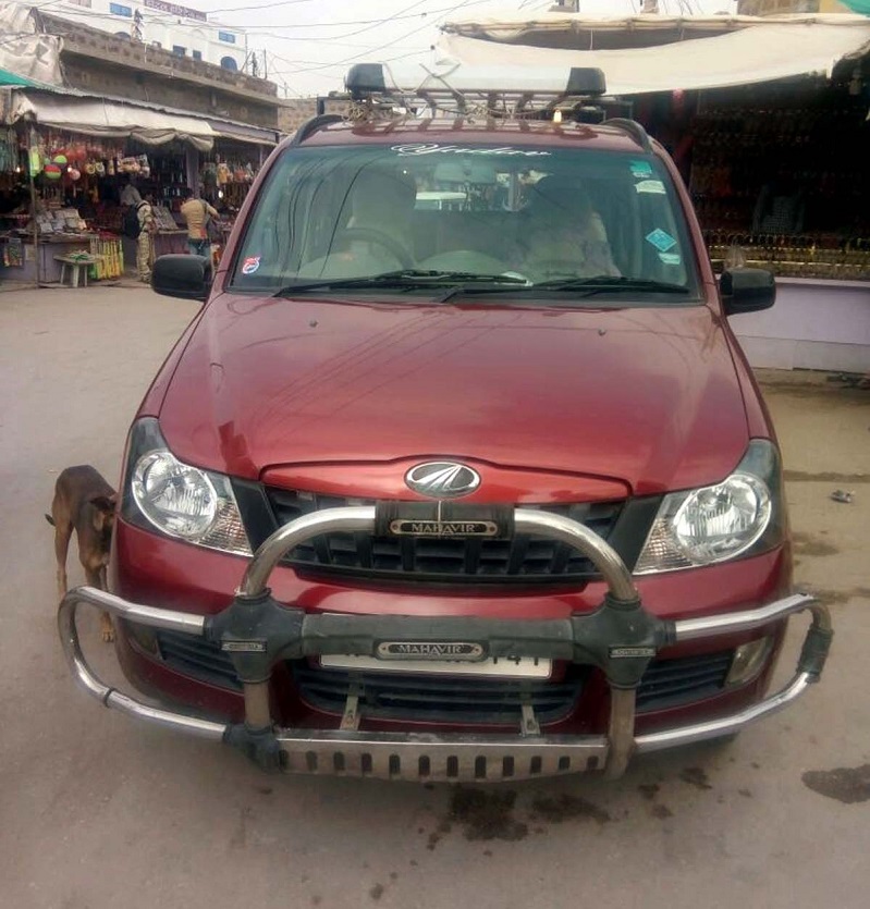 Police ASI parked car in no-parking zone,Traffic police cut Invoice