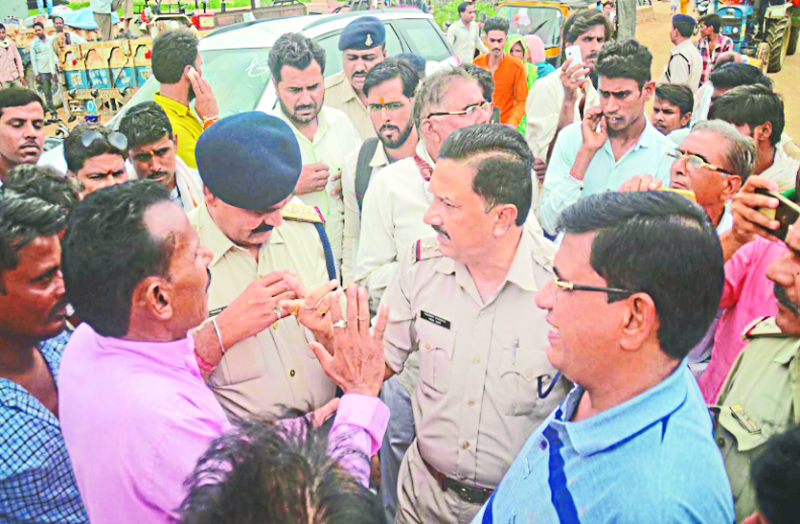 ashoknagar, ashoknagar patrika, patrika news, patrika bhopal, bhopal mp, latest hindi news, police, strike, protest, kisaan mla, kisaan,  crops, tehsildaar, 