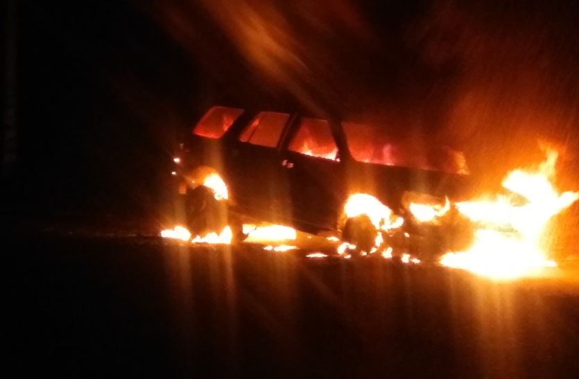 चलती गाड़ी में लगी आग, चालक ने इस तरकीब से बचाई जान