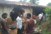 Video Gallery : हाथियों के भय से रात भर जागते रहे ग्रामीण, दो हाथियों ने तीन ग्रामीणों का मकान ढहाया, देखिए वीडियो...