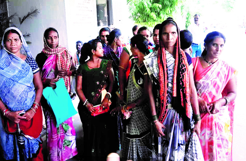 किसी ने गैंती व फावड़ा नहीं मिलने की तो किसी ने प्रबंधन पर प्रताडऩा का लगाया आरोप, इन्होंने भी कलेक्टर को सुनाई अपनी व्यथा, पढि़ए खबर...