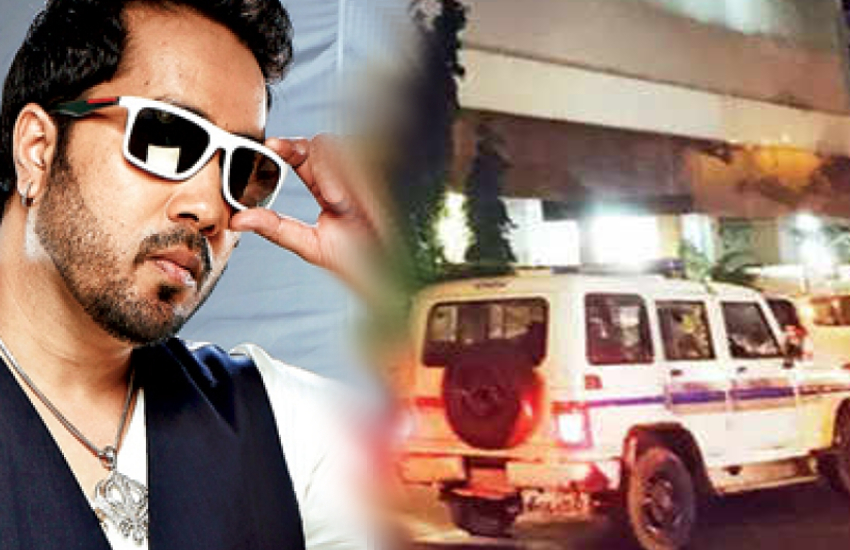mika singh has lodged complaint of theft worth rupees 3 lakh